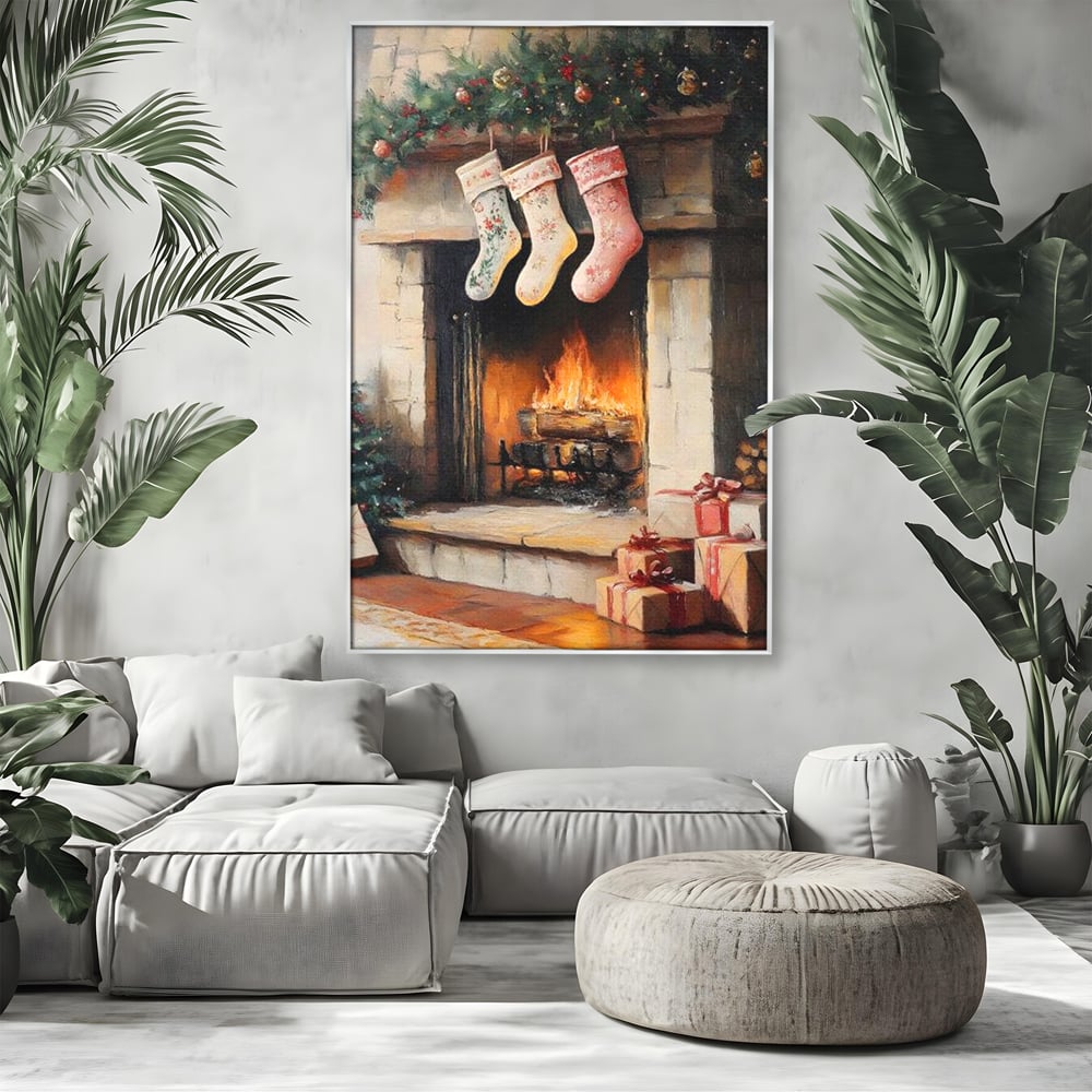 Tablou canvas cu tablou canvas cu semineu si ciorapi de craciun, in rama de aluminiu argintiu, pe perete intr-un living